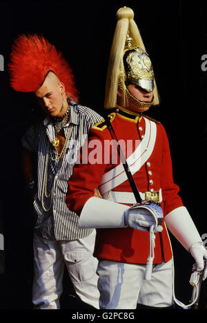 Punk Rocker Matt Belgrano, "der Herr Punk' steht mit einem Mitglied der Household Cavalry, Horse Guards Parade, London, England, UK, ca. 1980 Stockfoto