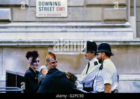 Punks im Gespräch mit Polizisten vor dem Eingang zur Downing Street. London. England. VEREINIGTES KÖNIGREICH. Europa Stockfoto