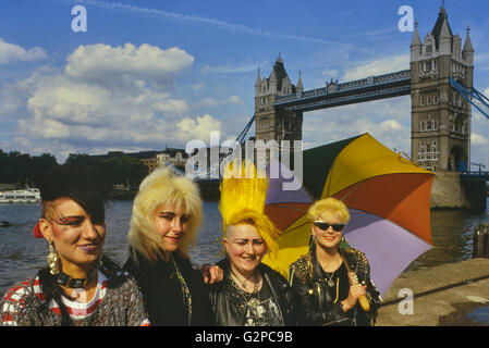Vier weibliche Punks vor der Tower Bridge. London. England. VEREINIGTES KÖNIGREICH. Europa Stockfoto