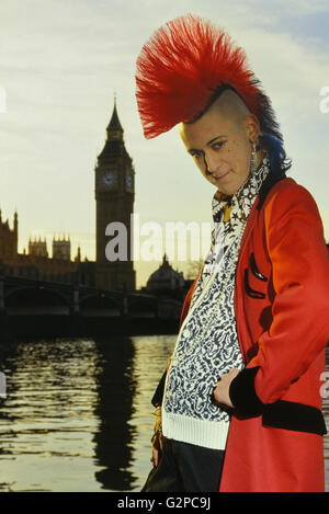 Punk-Rocker Matt Belgrano, „der Gentleman Punk“, trägt eine rote Teddy Boy Drape Jacke. London, England, Großbritannien, um 1980 Stockfoto