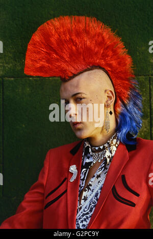 Punk-Rocker Matt Belgrano, „The Gentleman Punk“, trägt eine rote Teddy Boy Drape Jacke. London, England, Großbritannien, um 1980 Stockfoto