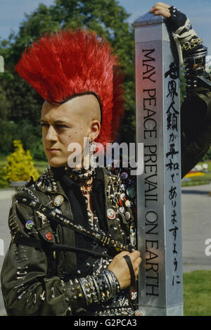 Matt Belgrano "Gentleman-Punk". Peace-Zeichen. Battersea Park. London. England. VEREINIGTES KÖNIGREICH. Europa Stockfoto