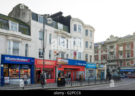 Queen's Road Shops einschließlich Pfandleiher, Shelter, Betfred & Cheque Centre, Greggs. Hastings. East Sussex. England. UK. Stockfoto