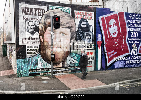 Wandmalereien an der internationalen Wand. Divis St. West Belfast. Nordirland Stockfoto