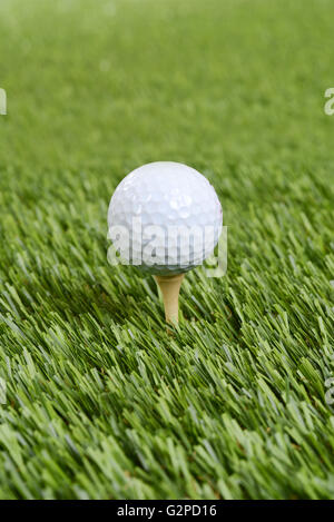 Closeup Golfball auf Holz tee Stockfoto