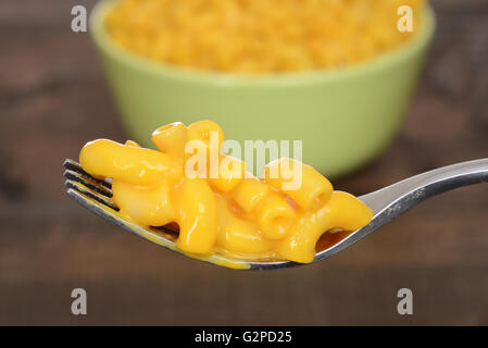 Makro-Makkaroni und Käse auf einer Gabel Stockfoto