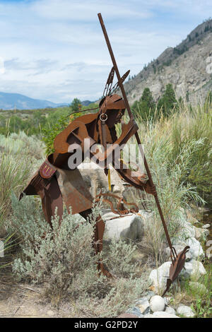 Einheimische Fischer Skulptur auf eigene Faust Wüstengebiet Fuß am MIP Desert Cultural Centre in Osoyoos BC Kanada. Stockfoto