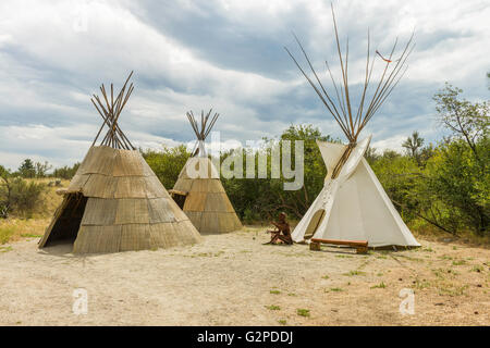 Native Tipis anzeigen auf Self-guided Wüstengebiet Spaziergang am MIP Desert Cultural Centre in Osoyoos BC Kanada. Stockfoto