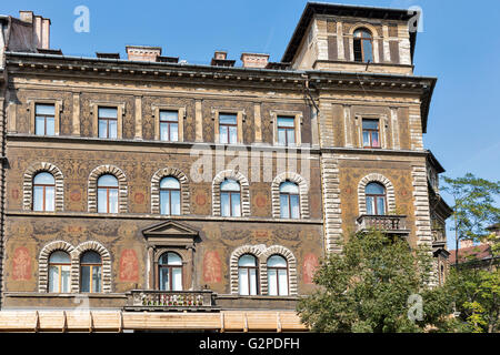 Alte und schöne Gebäude-Fassade in Budapest, Ungarn, Europa. Kodaly Korond ist ein Zirkus-Quadrat mit wunderschön bemalte alte bu Stockfoto