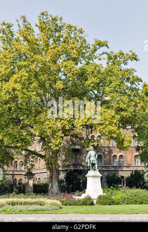 Kodaly Korond Zirkus Platz mit der Statue von Gyorgy Szondy in Budapest, Ungarn, Europa. Kodaly Korond ist ein Quadrat mit Statuen von Stockfoto