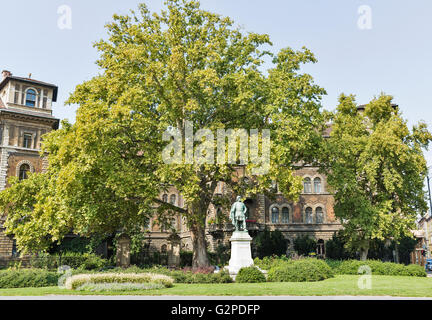 Kodaly Korond Zirkus Platz mit der Statue von Gyorgy Szondy in Budapest, Ungarn, Europa. Kodaly Korond ist ein Quadrat mit Statuen von Stockfoto