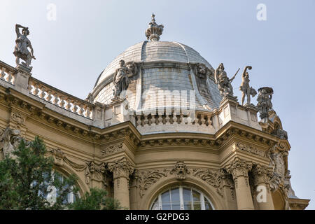 Gebäude des Landwirtschaftsmuseum im Komplex der Vajdahunyad-Burg in der Innenstadt von Budapest, Ungarn. Stockfoto