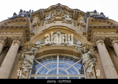 Gebäude des Landwirtschaftsmuseum im Komplex der Vajdahunyad-Burg in der Innenstadt von Budapest, Ungarn. Stockfoto