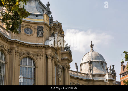 Gebäude des Landwirtschaftsmuseum im Komplex der Vajdahunyad-Burg in der Innenstadt von Budapest, Ungarn. Stockfoto