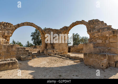 Ruinen von vierzig Säulen Castle, eine fränkische Burg, erbaut im 13. Jahrhundert in der Nähe von Hafen von Paphos, Zypern. Der archäologische Park von K Stockfoto