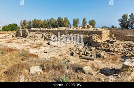 Ruinen von vierzig Säulen Castle, eine fränkische Burg, erbaut im 13. Jahrhundert in der Nähe von Hafen von Paphos, Zypern. Der archäologische Park von K Stockfoto