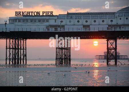 Brighton Pier und Strand mit einem schönen Sonnenuntergang