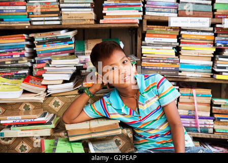 Junge gebrauchte Buchhändler auf der Straße, Yangon, Yangon State in Myanmar Stockfoto