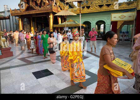 Eine shinbyu novitiation Zeremonie an der Shwedagon Pagode, Yangon, Myanmar Stockfoto