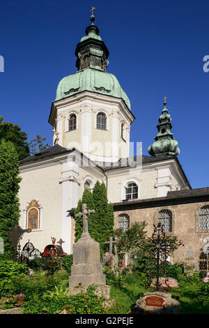 Österreich, Salzburg, Stiftskirche St. Peter mit Petersfriedhof oder St. Peter Friedhof im Vordergrund. Stockfoto