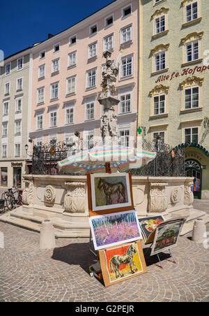 Österreich, Salzburg, Alter Markt oder dem alten Marktplatz, Brunnen mit Statue von St. Florian von Lorch an der Spitze. Stockfoto