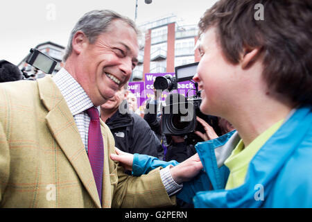 Leeds, West Yorkshire. 1. Juni 2016. Führer der Partei UKIP und MEP Nigel Farage, trifft ein Mitglied der Öffentlichkeit, als Teil der Austritt Bustour-Kampagne in Leeds, West Yorkshire, am 1. Juni 2016. Bildnachweis: Harry Whitehead/Alamy Live-Nachrichten Stockfoto