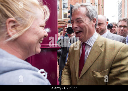 Leeds, West Yorkshire. 1. Juni 2016. Führer der Partei UKIP und MEP Nigel Farage, trifft ein Mitglied der Öffentlichkeit, als Teil der Austritt Bustour-Kampagne in Leeds, West Yorkshire, am 1. Juni 2016. Bildnachweis: Harry Whitehead/Alamy Live-Nachrichten Stockfoto