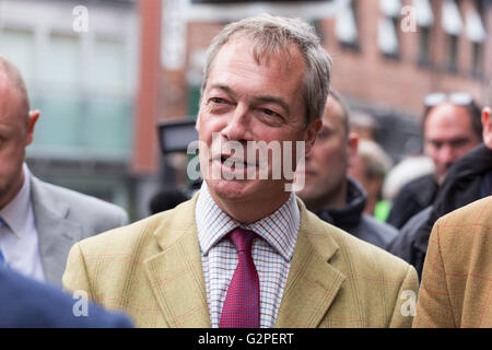 Leeds, West Yorkshire. 1. Juni 2016. Führer der Partei UKIP und MEP Nigel Farage, abgebildet in Leeds heute als Teil der Kampagne Austritt Bustour, West Yorkshire, am 1. Juni 2016. Bildnachweis: Harry Whitehead/Alamy Live-Nachrichten Stockfoto