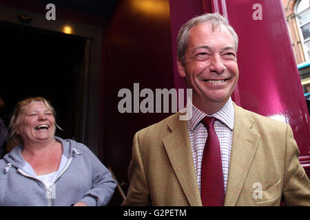 Leeds, West Yorkshire. 1. Juni 2016. Führer der Partei UKIP und MEP Nigel Farage, Lächeln nach einem Treffen mit einem Mitglied der Öffentlichkeit, er nimmt Teil an der Brexit Bus Tour Kampagne in Leeds, West Yorkshire, auf 1. Juni 2016. Bildnachweis: Harry Whitehead/Alamy Live-Nachrichten Stockfoto