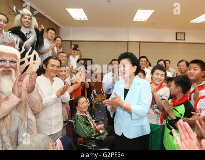 (160601)--Peking, 1. Juni 2016 (Xinhua)--chinesische Vize Premier Liu Yandong (C, Front) besucht China National Theater für Kinder, Grüße, Kinder im Rahmen der Internationalen Kindertag in Peking, Hauptstadt von China, 1. Juni 2016 zu verlängern. (Xinhua/Ding Lin) (Zkr) Stockfoto