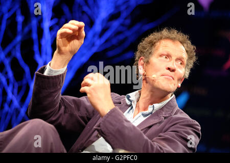 Hay Festival, Wales, Großbritannien - Juni 2016 - Thema und Gärtner Monty Don auf der Bühne sprechen über achtzehnten Jahrhundert Gärten und die Landschaft. Stockfoto