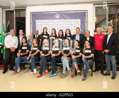 SAO PAULO, Brasilien - 06.01.2016: Präsentation V? Ley FEM EG Kiefern - Spielerinnen und Board-Pose für Foto während der Präsentation des weiblichen Volleyball EC Pinheiros-Teams für die Saison 2016/2017 am Gymnasium Poliesportivo Henrique Vilaboim. (Foto: Ricardo Moreira / FotoArena) Stockfoto