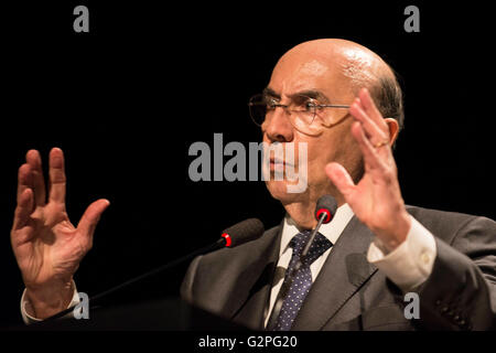 RIO DE JANEIRO, Brasilien - 06.01.2016: CARGO Übertragung Zeremonie IN BNDES - Henrique Meirelles, Minister für Finanzen, zuständig für broadcast Zeremonie in der BNDES (National Bank für wirtschaftliche und Sozialentwicklung) bei dem Teatro Arino Ramos Ferreira in der Innenstadt. (Foto: Celso Pupo / FotoArena) Stockfoto