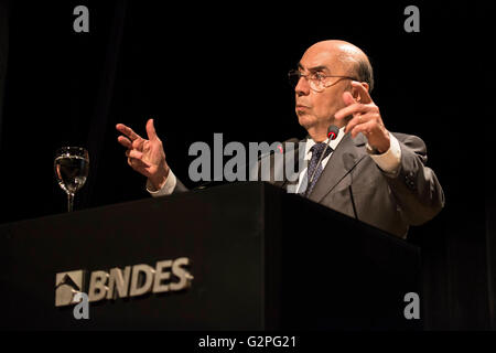 RIO DE JANEIRO, Brasilien - 06.01.2016: CARGO Übertragung Zeremonie IN BNDES - Henrique Meirelles, Minister für Finanzen, zuständig für broadcast Zeremonie in der BNDES (National Bank für wirtschaftliche und Sozialentwicklung) bei dem Teatro Arino Ramos Ferreira in der Innenstadt. (Foto: Celso Pupo / FotoArena) Stockfoto