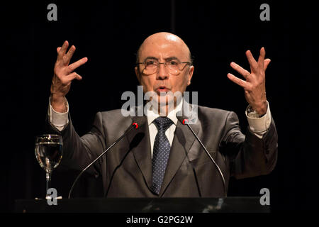 RIO DE JANEIRO, Brasilien - 06.01.2016: CARGO Übertragung Zeremonie IN BNDES - Henrique Meirelles, Minister für Finanzen, zuständig für broadcast Zeremonie in der BNDES (National Bank für wirtschaftliche und Sozialentwicklung) bei dem Teatro Arino Ramos Ferreira in der Innenstadt. (Foto: Celso Pupo / FotoArena) Stockfoto