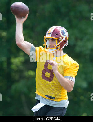 Washington Redskins Quarterback Kirk Cousins (8) beteiligt sich an einer organisierten Team-Aktivität (OTA) im Park der Redskins in Ashburn, Virginia auf Mittwoch, 1. Juni 2016. Bildnachweis: Ron Sachs/CNP Stockfoto