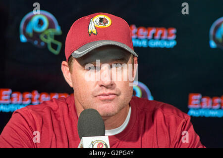 Washington Redskins Cheftrainer Jay Gruden trifft die Medien nach einer organisierten Team-Aktivität (OTA) im Park der Redskins in Ashburn, Virginia am Mittwoch, 1. Juni 2016. Bildnachweis: Ron Sachs/CNP Stockfoto