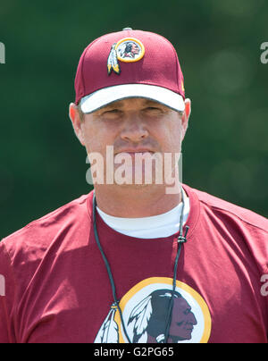 Washington Redskins Cheftrainer Jay Gruden schaut zu, wie sein Team beteiligt sich an einer organisierten Team-Aktivität (OTA) im Park der Redskins in Ashburn, Virginia auf Mittwoch, 1. Juni 2016. Bildnachweis: Ron Sachs/CNP Stockfoto