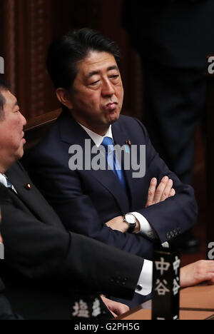 Tokio, Japan. 1. Juni 2016. Der japanische Premierminister Shinzo Abe zeigt ein saures Gesicht während der Plenarsitzung des Unterhauses an der National Diet in Tokio am Mittwoch, 1. Juni 2016, wie die gewöhnliche Ernährung Sessoin geschlossen ist. Abe wird voraussichtlich die Steuererhöhung Verbrauch von derzeit 8 auf 10 Prozent zu verschieben. © Yoshio Tsunoda/AFLO/Alamy Live-Nachrichten Stockfoto