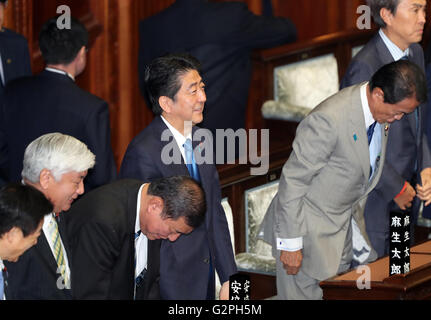 Tokio, Japan. 1. Juni 2016. Japanese Prime Minister Shinzo Abe (C) und seine Kabinettsmitglieder teilnehmen der Plenarsitzung des Unterhauses an der National Diet in Tokio am Mittwoch, 1. Juni 2016, wie die gewöhnliche Ernährung Sessoin geschlossen ist. Abe wird voraussichtlich die Steuererhöhung Verbrauch von derzeit 8 auf 10 Prozent zu verschieben. © Yoshio Tsunoda/AFLO/Alamy Live-Nachrichten Stockfoto