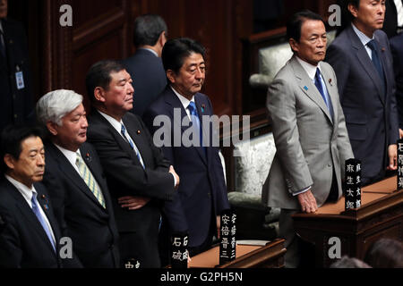 Tokio, Japan. 1. Juni 2016. Japanese Prime Minister Shinzo Abe (C) und seine Kabinettsmitglieder teilnehmen der Plenarsitzung des Unterhauses an der National Diet in Tokio am Mittwoch, 1. Juni 2016, wie die gewöhnliche Ernährung Sessoin geschlossen ist. Abe wird voraussichtlich die Steuererhöhung Verbrauch von derzeit 8 auf 10 Prozent zu verschieben. © Yoshio Tsunoda/AFLO/Alamy Live-Nachrichten Stockfoto