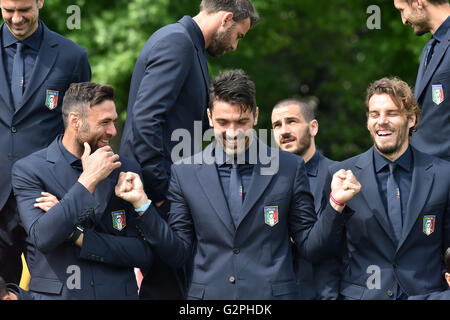 Florenz, Italien. 1. Juni 2016. Italienische Fußball-Torhüter Gianluigi Buffon (C) reagiert während ihrer offiziellen Team-Foto-shooting im Coverciano Trainingscenter in der Nähe von Florenz, Italien, 1. Juni 2016. © Alberto Lingria/Xinhua/Alamy Live-Nachrichten Stockfoto