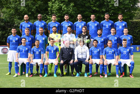 Florenz, Italien. 1. Juni 2016. Italienische Fußball-Nationalmannschaft für das offizielle Mannschaftsfoto im Coverciano Trainingscenter in der Nähe von Florenz, Italien, 1. Juni 2016 darstellen. © Alberto Lingria/Xinhua/Alamy Live-Nachrichten Stockfoto