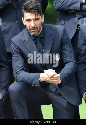 Florenz, Italien. 1. Juni 2016. Italienische Fußball-Torhüter Gianluigi Buffon reagiert während ihrer offiziellen Team-Foto-shooting im Coverciano Trainingscenter in der Nähe von Florenz, Italien, 1. Juni 2016. © Alberto Lingria/Xinhua/Alamy Live-Nachrichten Stockfoto