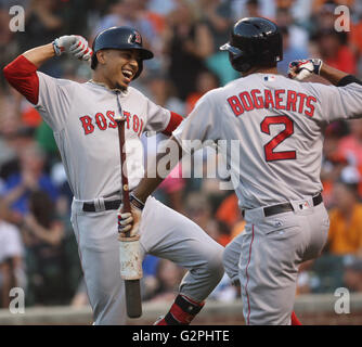 Baltimore, Maryland, USA. 1. Juni 2016. Boston Red Sox RF Mookie Betts (50) feiert mit Boston Rot Sox SS Xander Bogaerts (2) im zweiten Inning nach der Kollision mit seinem zweiten Homerun im Spiel gegen die Baltimore Orioles im Oriole Park at Camden Yards in Baltimore, MD am 1. Juni 2016. Foto / Mike Buscher/Cal Sport Media Credit: Cal Sport Media/Alamy Live-Nachrichten Stockfoto