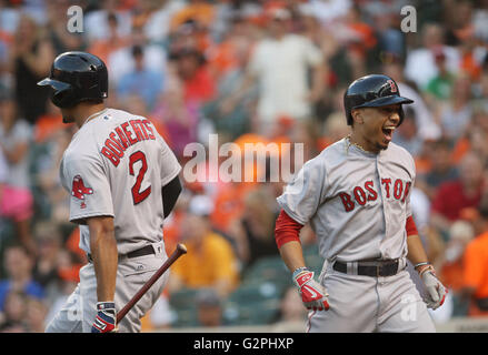 Baltimore, Maryland, USA. 1. Juni 2016. Boston Red Sox RF Mookie Betts (50) feiert mit Boston Rot Sox SS Xander Bogaerts (2) im zweiten Inning nach der Kollision mit seinem zweiten Homerun im Spiel gegen die Baltimore Orioles im Oriole Park at Camden Yards in Baltimore, MD am 1. Juni 2016. Foto / Mike Buscher/Cal Sport Media Credit: Cal Sport Media/Alamy Live-Nachrichten Stockfoto