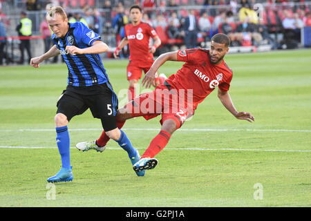 1. Juni 2016: Toronto FC vorwärts Jordan Hamilton (22) kämpfen um den Ball gegen Montreal Impact Mittelfeldspieler Wandrille Lefevre (5) während das Amway kanadische Meisterschaft Halbfinale Endspiel zwischen FC Toronto und Montreal Impact am 1. Juni 2016 im BMO Field in Toronto, Kanada statt. Julian Avram/Cal-Sport-Medien Stockfoto