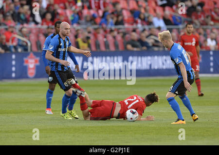 1. Juni 2016: Toronto FC Mittelfeldspieler Jonathan Osorio (21) wird während der Amway Canadian Championship gefoult, die halb-Endspiel zwischen FC Toronto und Montreal Impact am 1. Juni 2016 im BMO Field in Toronto, Kanada statt. Julian Avram/Cal-Sport-Medien Stockfoto