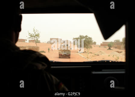 Gao, Mali. 7. Mai 2016. Ein Konvoi von gepanzerten LKW deutsche UN-Soldaten auf Patrouille in Gao, Mali, 7. Mai 2016. Foto: KRISTIN PALITZA/Dpa/Alamy Live News Stockfoto