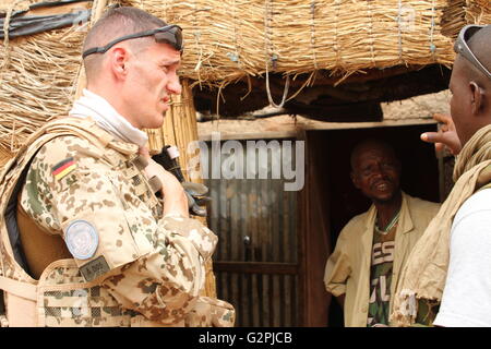 Gao, Mali. 7. Mai 2016. Leutnant Sebastian R. (l) und seine Übersetzerin (R) im Gespräch mit Menschen während Patrouille in Gao, Mali, 7. Mai 2016. Foto: KRISTIN PALITZA/Dpa/Alamy Live News Stockfoto